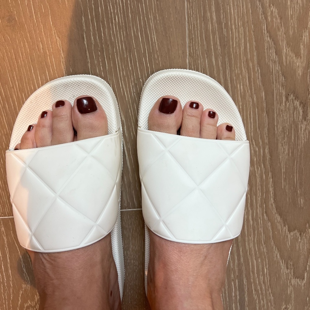 Bottega Veneta women's matelassé rubber pool sandals